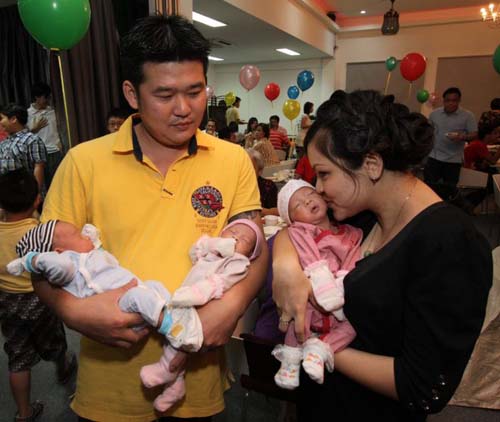 马来西亚首例冷冻胚胎试管三胞胎满月庆典，双喜临门庆母亲节